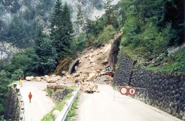 Immagini della frana lungo la strada per Pramollo del 1996