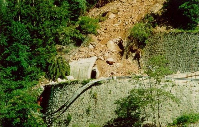 Immagini della frana lungo la strada per Pramollo del 1996