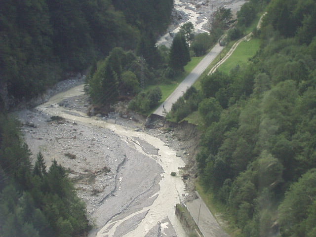 Erosione delle sponde, con coinvolgimento della strada, in Val Aupa