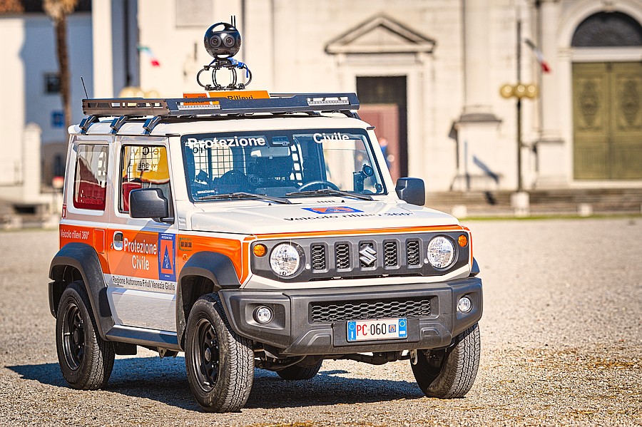 Foto Jimny in piazza a Palmanova