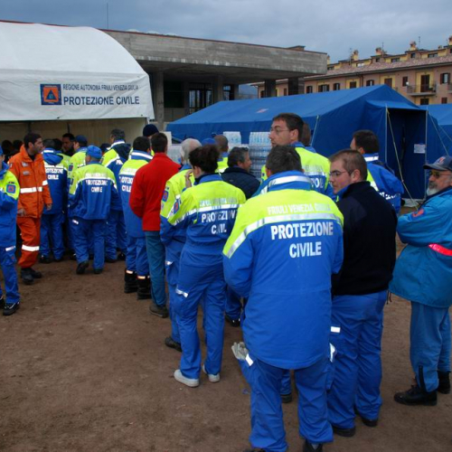 Tendopoli e volontari n.1 / 37680