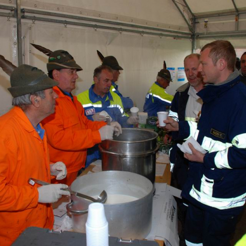 Tendopoli e volontari n.3 / 37682