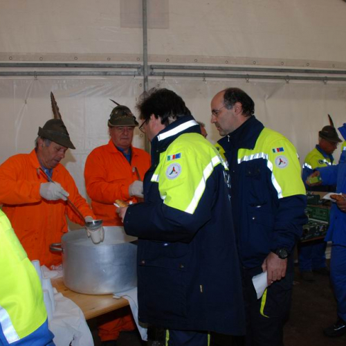 Tendopoli e volontari n.4 / 37683