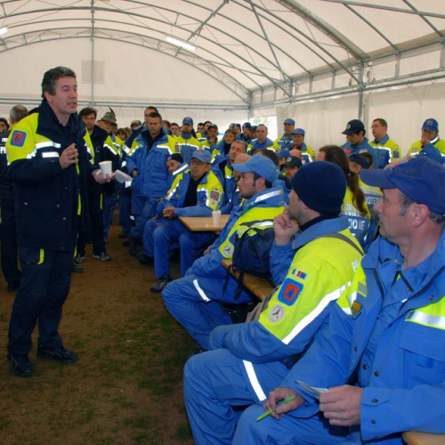 Tendopoli e volontari n.5 / 37684