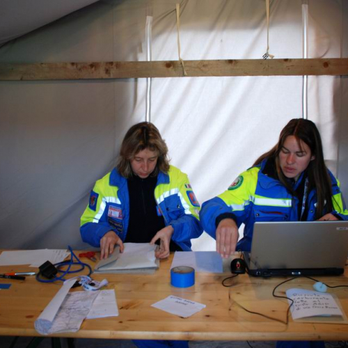 Tendopoli e volontari n.8 / 37687