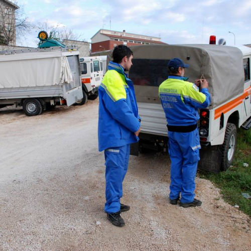 Tendopoli e volontari n.9 / 37688