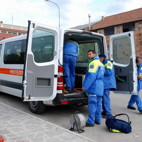 Tendopoli e volontari n.10 / 37689