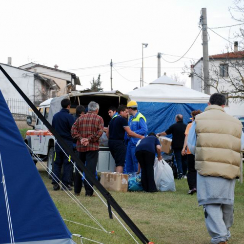 Tendopoli e volontari n.13 / 37692