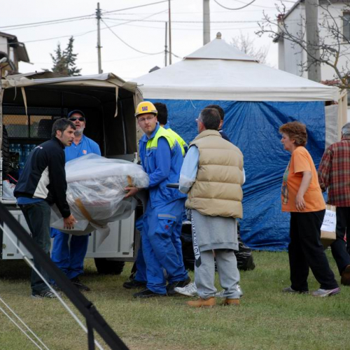 Tendopoli e volontari n.14 / 37693