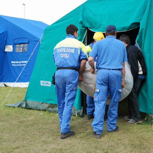 Tendopoli e volontari n.15 / 37694