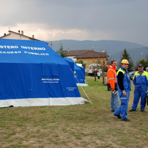 Tendopoli e volontari n.17 / 37696