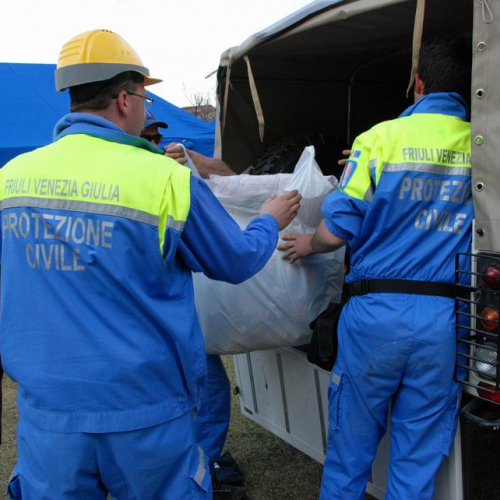 Tendopoli e volontari n.22 / 37701