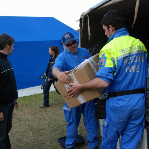 Tendopoli e volontari n.23 / 37702