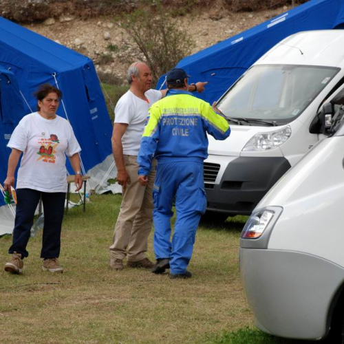 Tendopoli e volontari n.25 / 37704