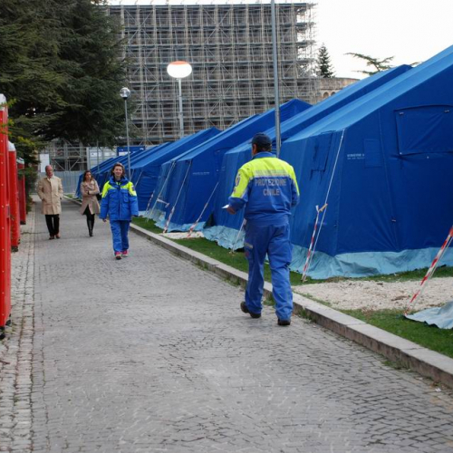 Tendopoli e volontari n.28 / 37707