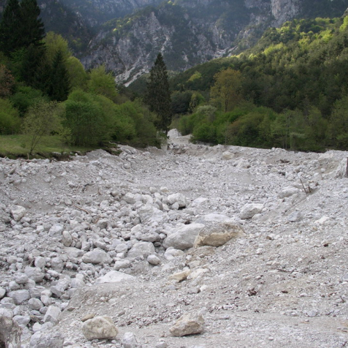 foto CD/R05/051 n. 2 (Rio Forchia - Briglia a fessura (prima dei lavori)) / 24983