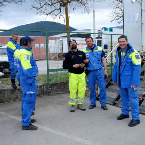 Tendopoli e volontari n.32 / 37711