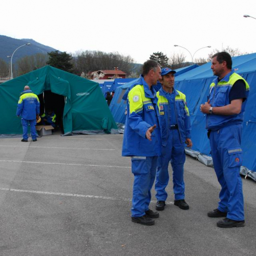 Tendopoli e volontari n.37 / 37716