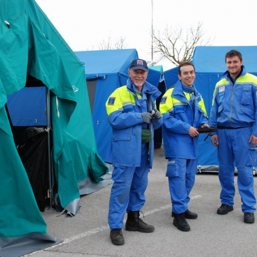 Tendopoli e volontari n.38 / 37717