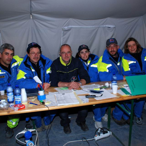 Tendopoli e volontari n.49 / 37728