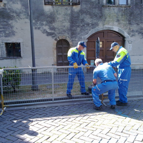 Sistemazione delle transenne n. 9 / 65378