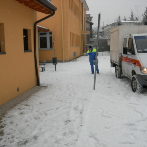 07 Spargimento Sale Marciapiede Scuola Sarone.JPG / 75246