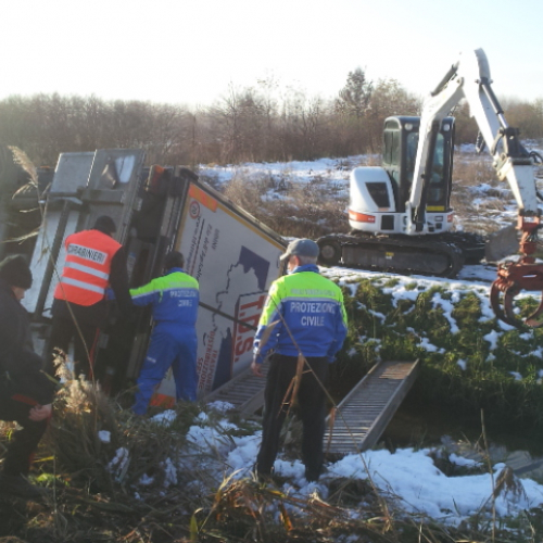 Intervento per camion rovesciato n. 10 / 89558