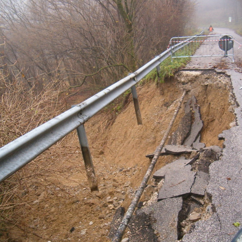 Attimis strada collassata: prima intervento / 9537