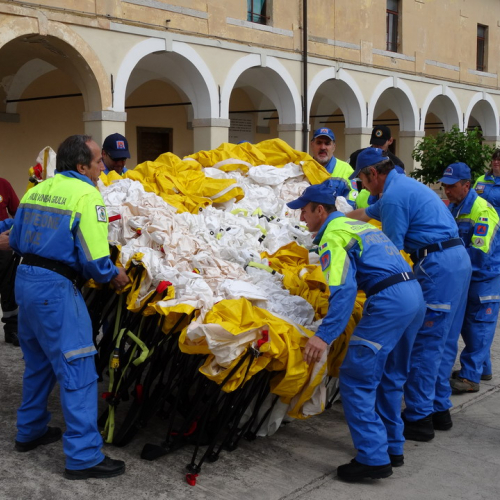 Montaggio tenda N.B.C.R. n. 13 / 108791