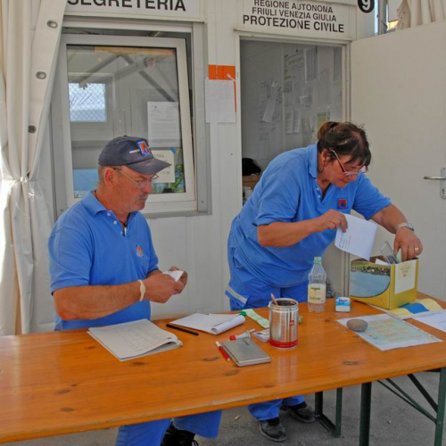 Attivit‡ dei volontari a Mirandola n. 2 / 82101