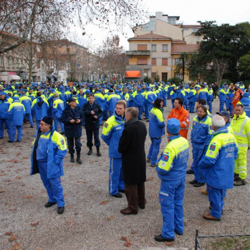 Sfilata e discorsi autorit‡ 17 / 33050