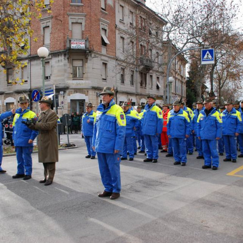 Sfilata e discorsi autorit‡ 33 / 33066