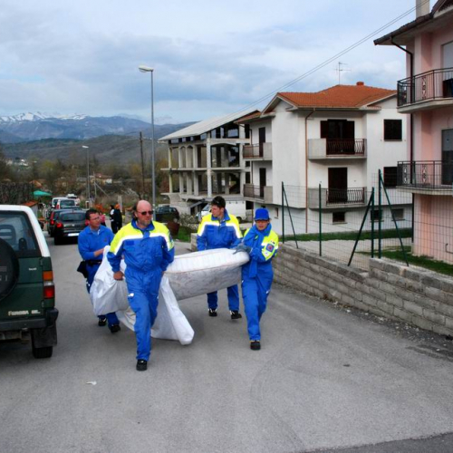 Soccorsi in Abruzzo 08/04 n. 33 / 37414