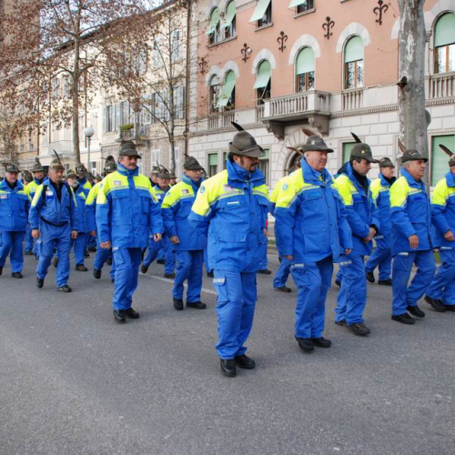 Sfilata e discorsi autorit‡ 52 / 33085