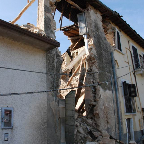 Abruzzo 07/04/09 n. 49 / 37297