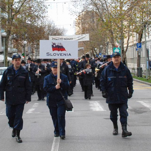 Sfilata e discorsi autorit‡ 94 / 33127