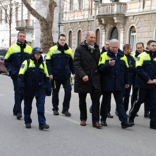 Sfilata e discorsi autorit‡ 107 / 33140