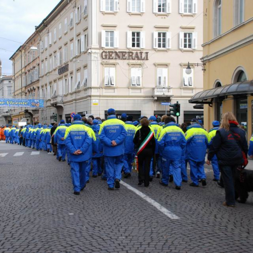 Sfilata e discorsi autorit‡ 110 / 33143