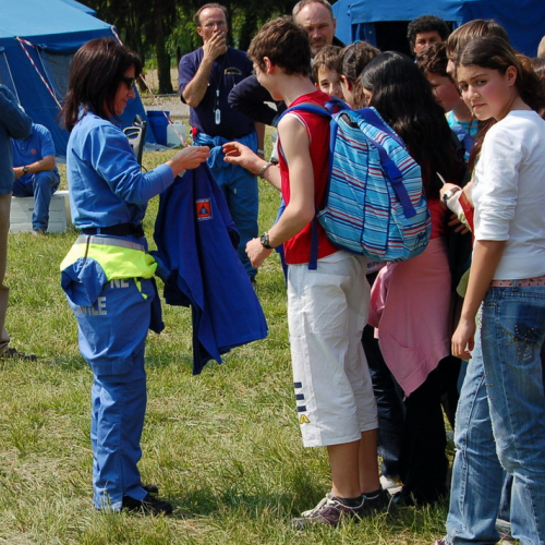 Ruda foto 70: sindaco di Ruda consegna maglietta ricordo / 10645