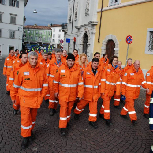 Sfilata e discorsi autorit‡ 117 / 33150