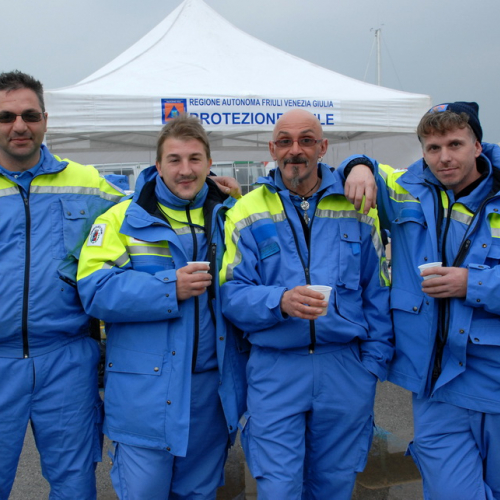 Volontari durante ammassamento n. 43 / 73633