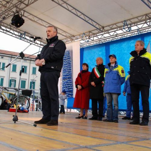 Sfilata e discorsi autorit‡ 157 / 33190