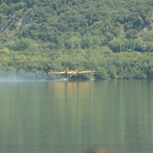 Canadair rifornimento d'acqua a Cavazzo n. 1 / 97778