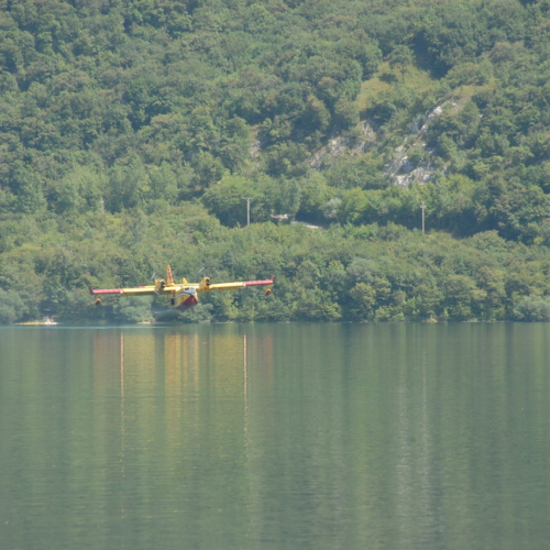 Canadair rifornimento d'acqua a Cavazzo n. 2 / 97779