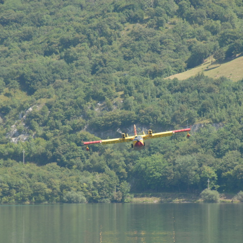 Canadair rifornimento d'acqua a Cavazzo n. 3 / 97780