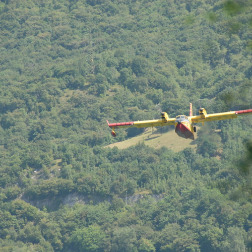 Canadair rifornimento d'acqua a Cavazzo n. 4 / 97781