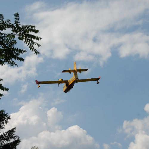 Canadair rifornimento d'acqua a Cavazzo n. 7 / 97784