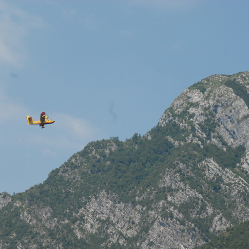 Canadair rifornimento d'acqua a Cavazzo n. 8 / 97785