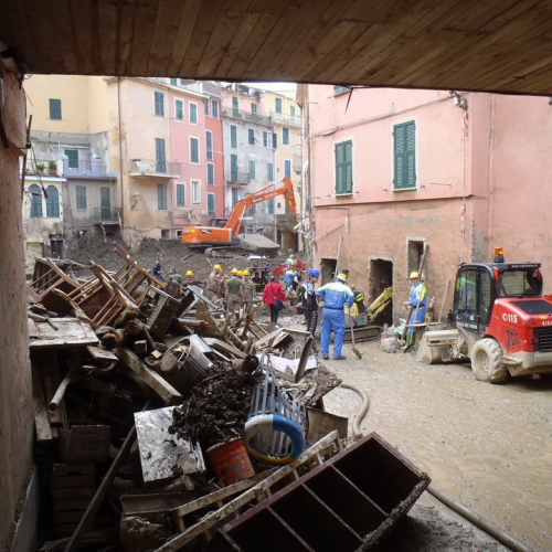 Volontari impegnati a Vernazza n. 1 / 72257