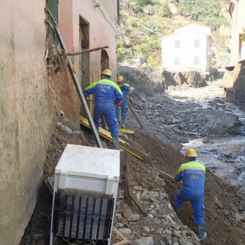 Volontari impegnati a Vernazza n. 2 / 72258